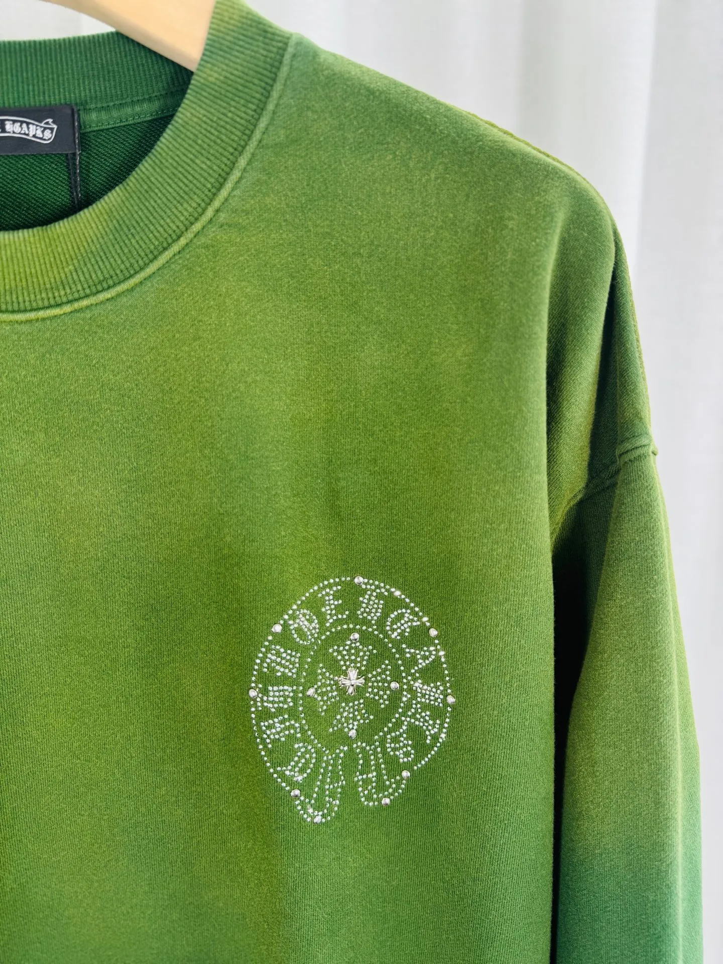 P290 top version, real shot without P, ​​different from market currency) 𝗖𝗵𝗿𝗼𝗺𝗲 𝗛𝗲𝗮𝗿𝘁𝘀/Croxin 2025 Autumn and Winter New Original Single Counter American 3D Rivets and Stickers Couple Casual Sweater 👑The highest version! Customized fabric 430g tripe terry fabric! American-style pickled and distressed original fabric, laser-burned flowers, rivets and diamonds, exquisite embroidery of letters! The best-selling model in the counter, very comfortable to wear. Accessories: original molded and authenticated collar label➕100% silk wash label. Genuine purchase-grade original hangtag➕matching hanging rope➕3D hanging beads➕original packaging bag. Craftsmanship: The original version has consistent wiring! The highest version of the armhole matching technique! Color: Pink Black Green Purple Size: S M L XL Style Number: 25-375